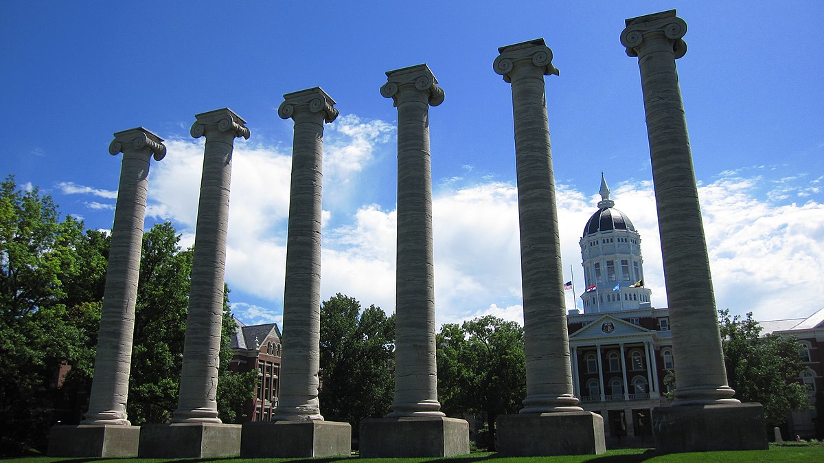 Jesse_Hall_and_the_Columns,_University_of_Missouri_-_panoramio