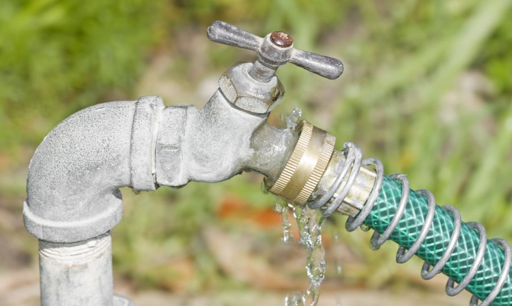 It's important to disconnect garden hose in summer to prevent it from  fusing to spigot this winter – Muddy River News