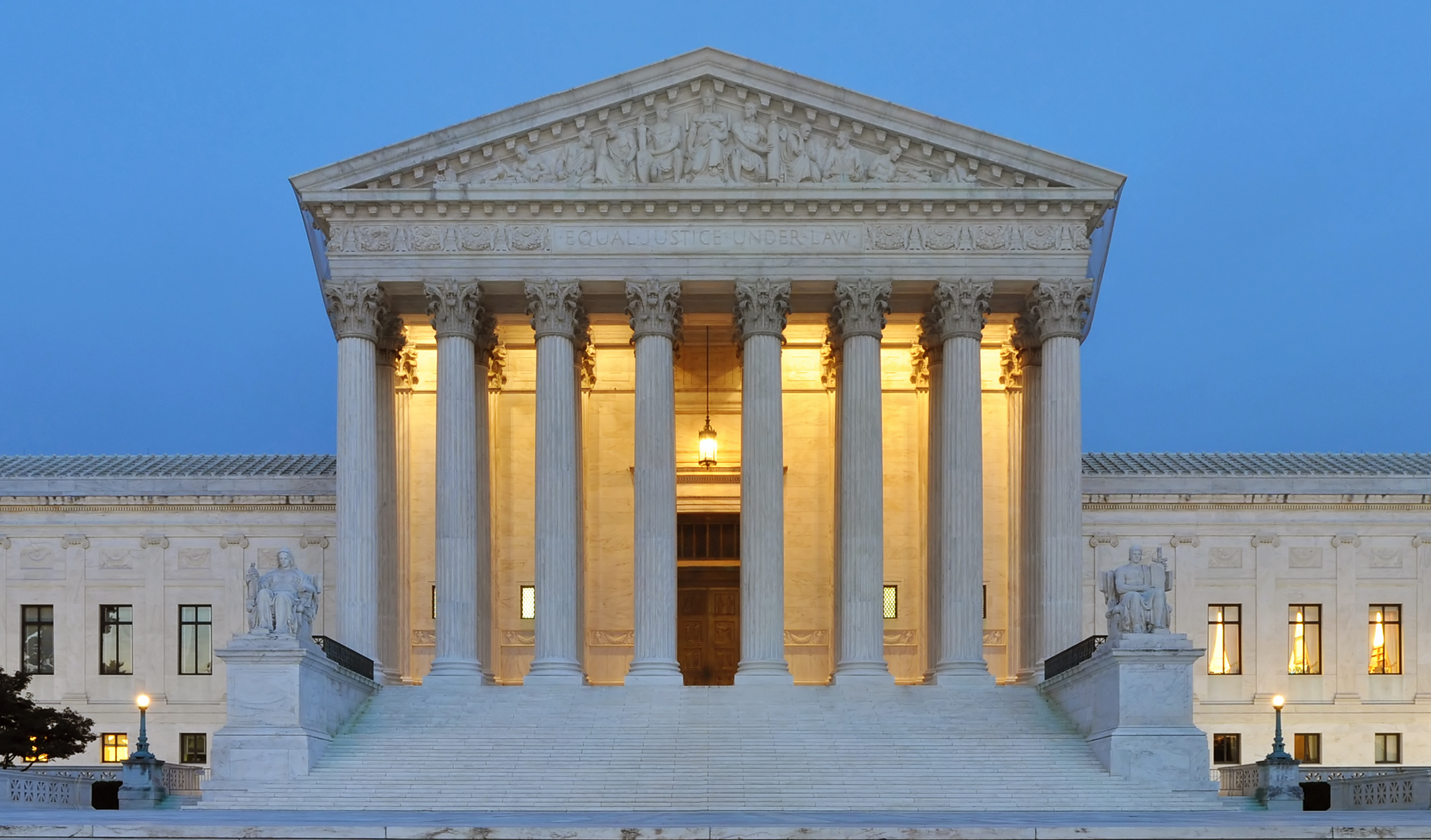 Panorama_of_United_States_Supreme_Court_Building_at_Dusk