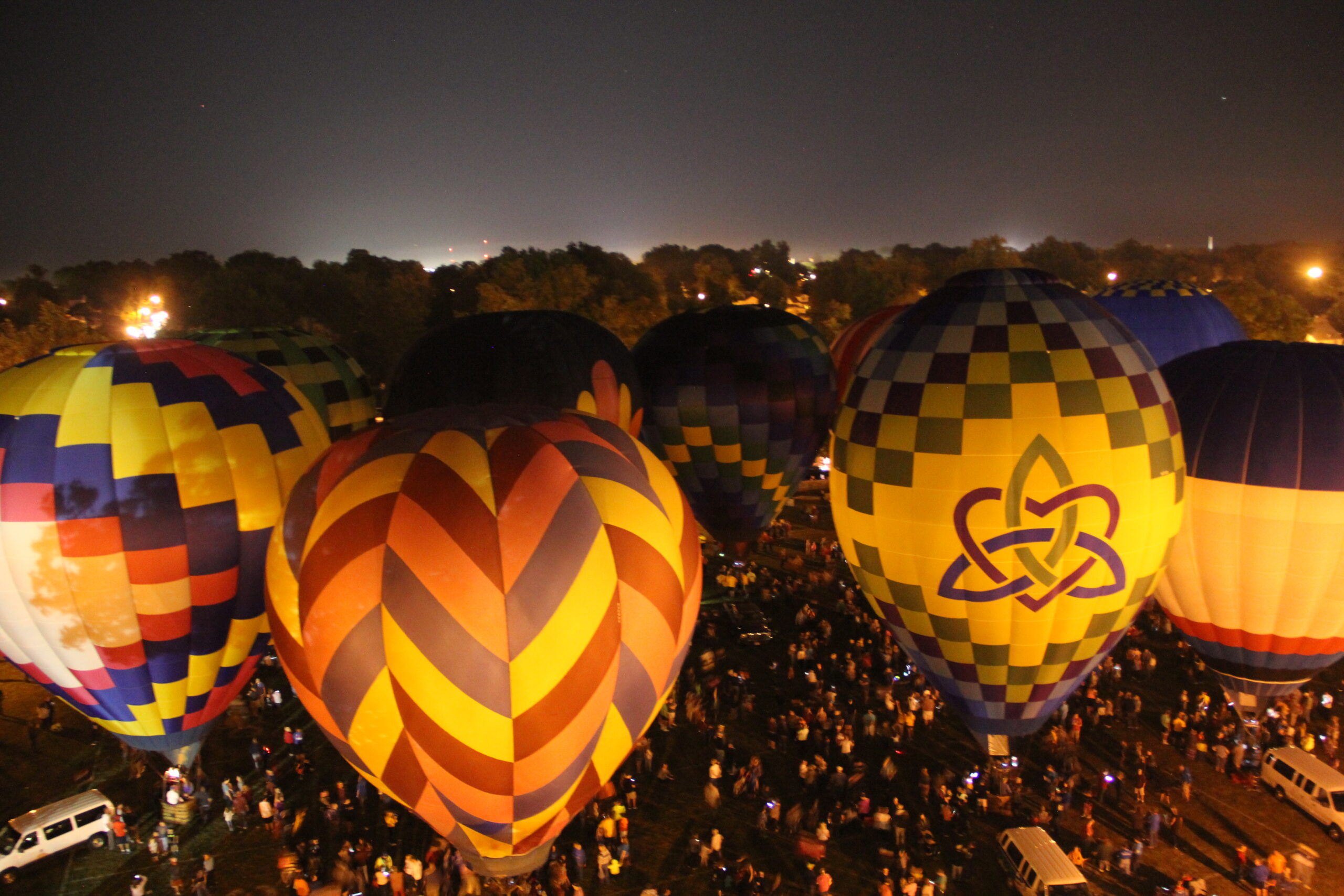 QU balloon glow