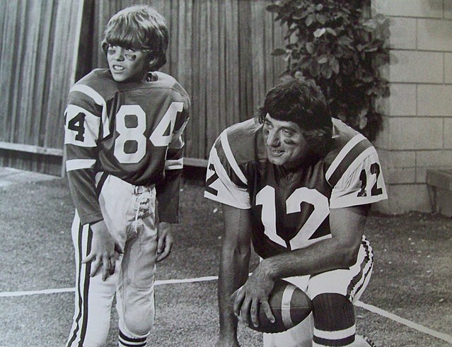 640px-Joe_Namath_Mike_Lookinland_Brady_Bunch_1973