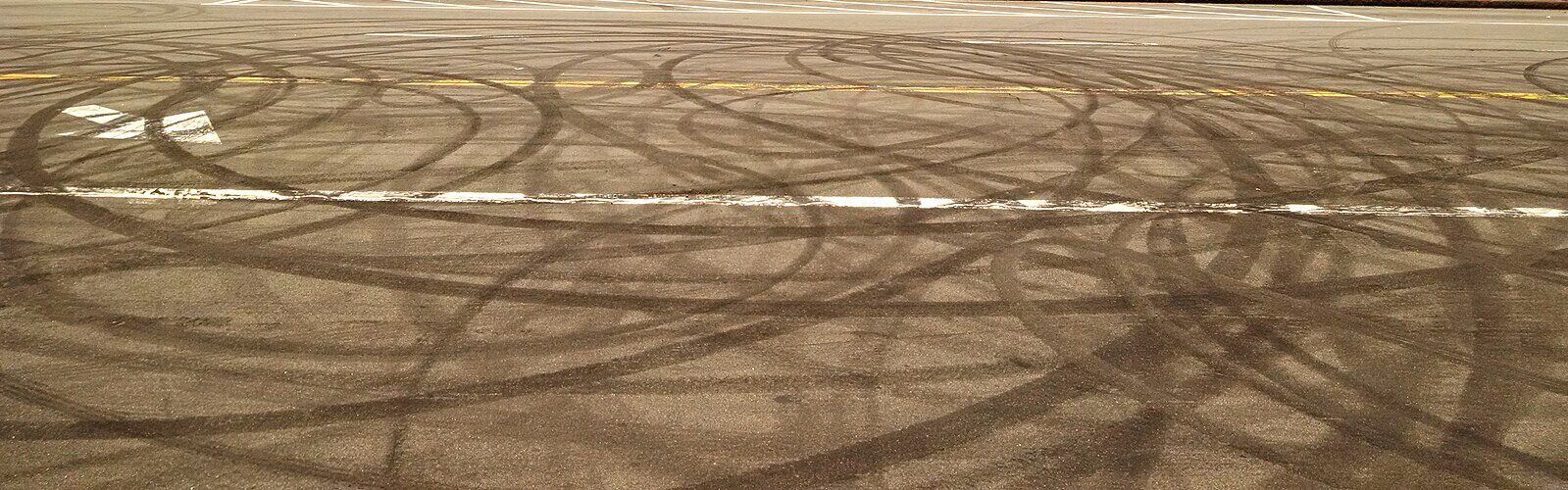 Tire_skid_marks_on_maritime_road Tire_skid_marks_on_maritime_road